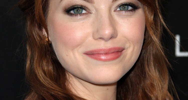 Un tono chocolate le queda muy bien a Emma Stone.