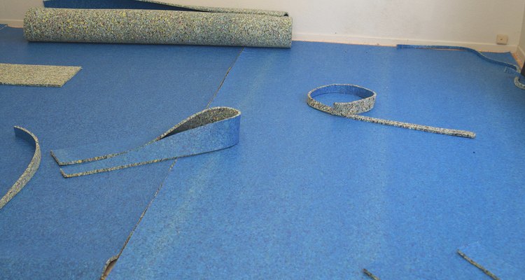El cojín para alfombra se coloca en el piso debajo de la alfombra para hacer más cómodo el piso.