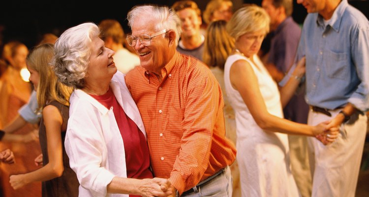Un baile para adultos mayores puede ser una excelente actividad recreativa.