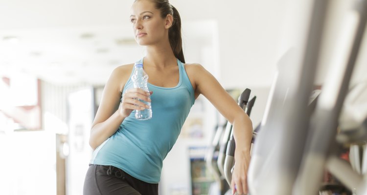 Beber agua es de las maneras más efectivas de reducir las ojeras e hinchazón bajo los ojos.