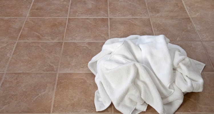 Usar una toalla vieja es ideal para quitar la cera.