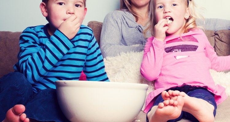 Las madres mayores no tienen problemas de permanecer en casa un viernes por la noche.