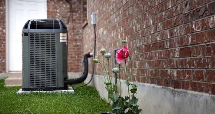 Una unidad de refrigeración por aire de alta eficiencia ubicada fuera de una casa.