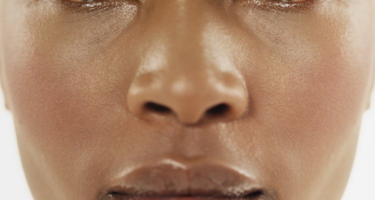 Experimente olhos cintilantes e lábios brilhantes