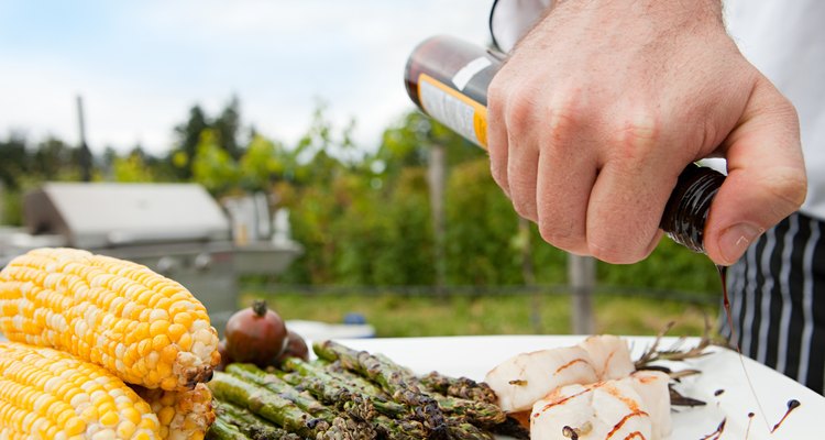 Uma garrafa de vinagre balsâmico é um item indispensável a qualquer cozinha, uma vez que mesmo algumas poucas gotas podem adicionar um sabor significativo a uma variedade de pratos