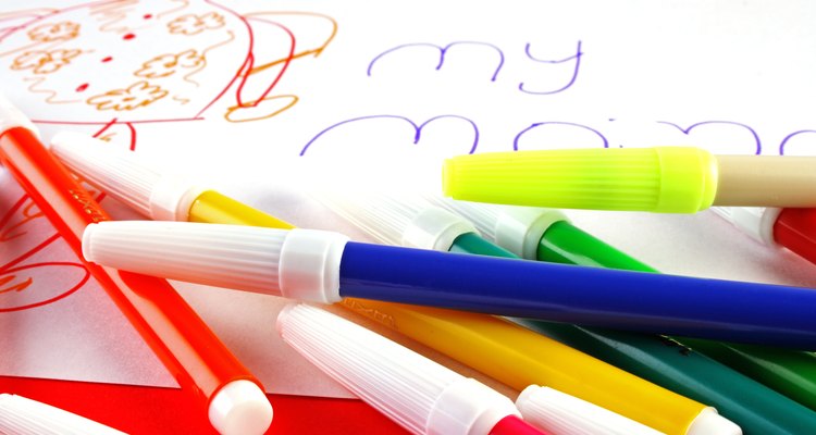 Un niño necesita aprender los colores y formas antes de poder escribirlos.