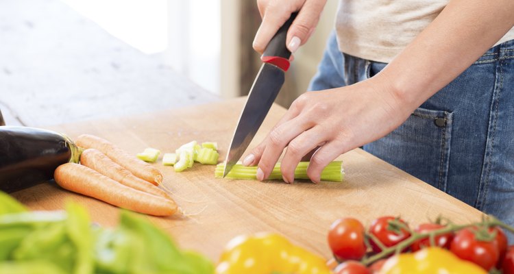 Para proteger verduras e legumes do frio intenso, armazene-os na parte inferior da geladeira