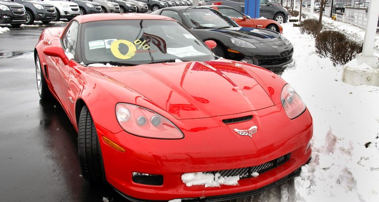 O símbolo de duas bandeiras do Corvette era circundado em modelos mais antigos