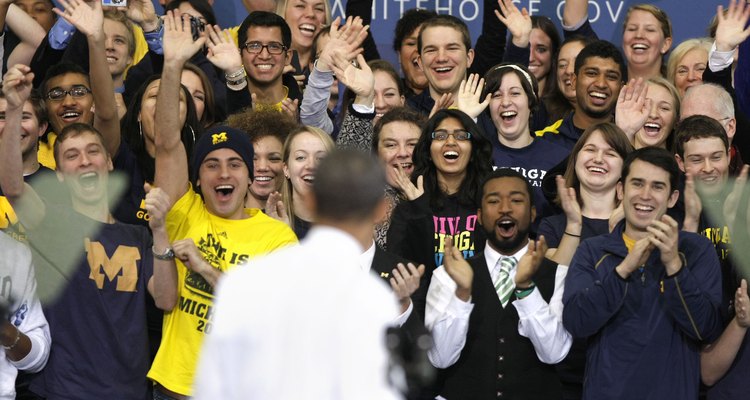 Los estudiantes vitorean al presidente Obama en la Universidad de Michigan.