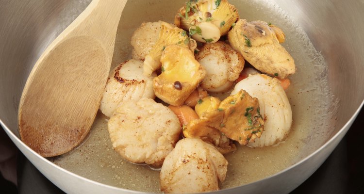 Preparing saute of scallops (Coquilles St. Jacques)