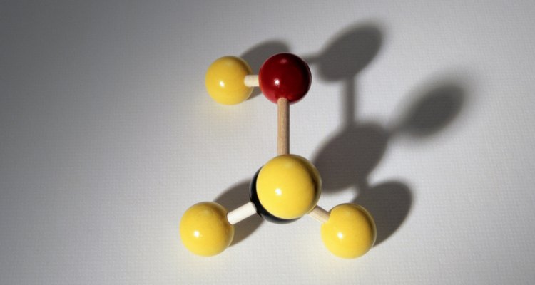O metanol é um líquido que a madeira solta ao ser destilada