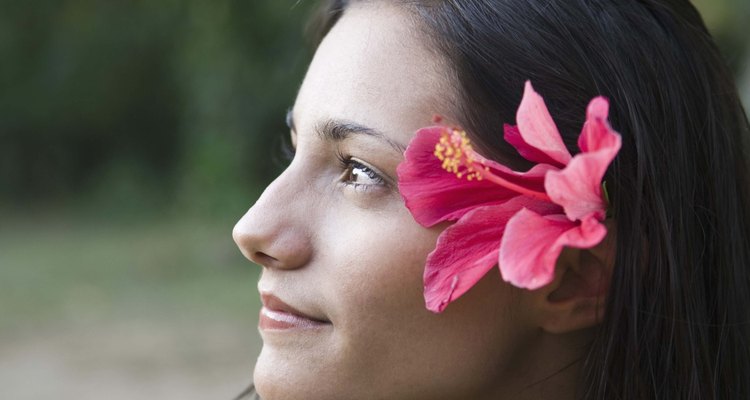 Las flores le dan un toque natural a tu peinado.