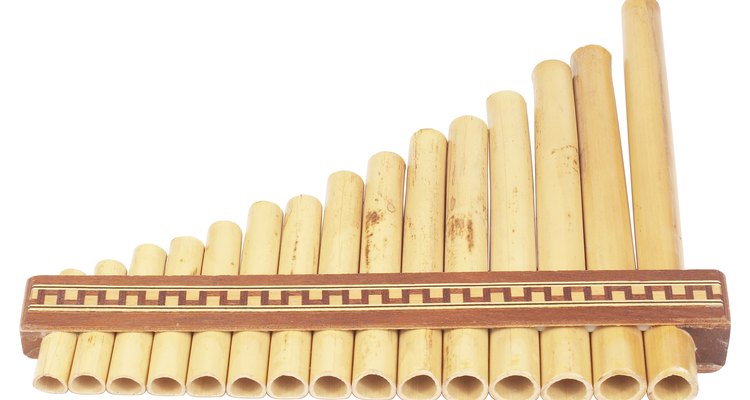 Tons de baixo alcance das flautas de bambu soam como pombos