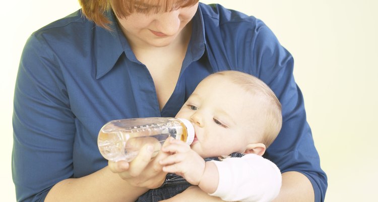 Sostener a tu bebe mientras lo alimentas provee un importante contacto humano.