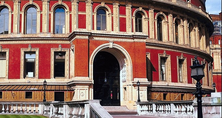 Una sala de conciertos de renombre mundial, el Royal Albert Hall presenta conciertos de gran escala.