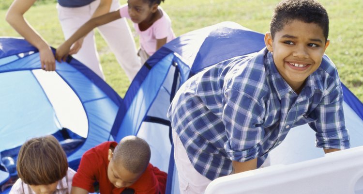 Pon tu tienda de campaña y ten una aventura de camping en familia en uno entre más de dos docenas de parques estatales con campamentos.