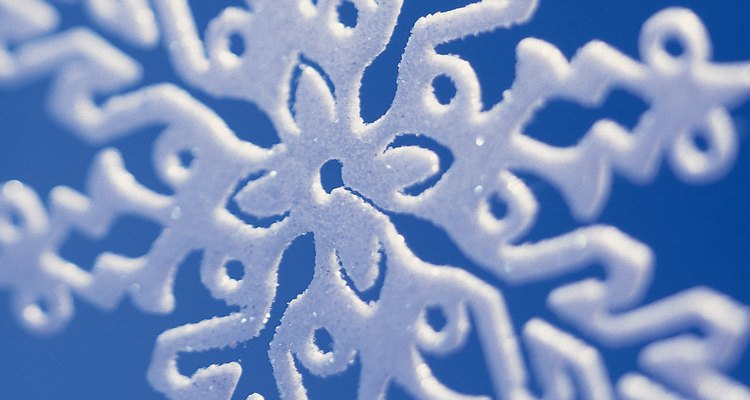 Los copos de nieve flotantes le dan atmósfera a una fiesta invernal.
