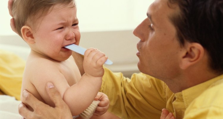 Cuando el bebé llora debido al dolor que le provoca la dentición puede tragar grandes cantidades de aire.