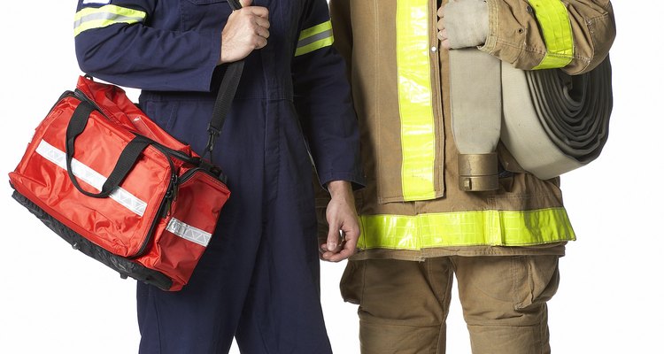 El trabajo de un paramédico es casi tan peligroso como el trabajo de un bombero.