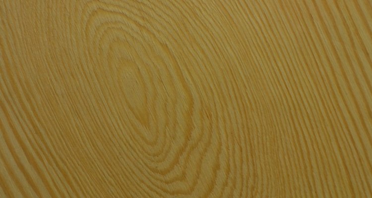 La madera contrachapada tiene distintos patrones de grano que pueden variar mientras que la fibra de madera tiene un acabado uniforme.