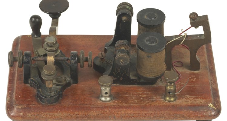 Um antigo sistema eletrônico que utilizava pulsos elétricos para sinalizar caracteres alfanuméricos