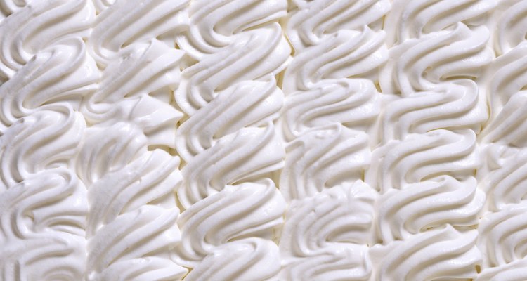 El merengue es un postre o una cobertura liviana y esponjosa que se elabora con azúcar y claras de huevo.