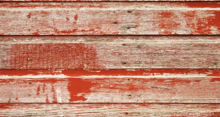 Decora tus muebles de madera para que se vean como desgastados pero elegantes.