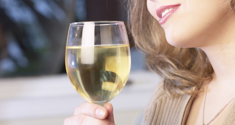El vino blanco es el ingrediente principal de este exquisito cóctel.