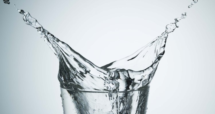 El agua puede empeorar algunos síntomas de acidez estomacal al licuar los ácidos gástricos.