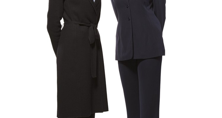 Elige un buen traje en color azul o negro para un ambiente formal.