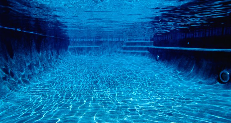 Ao determinar a área de superfície de uma piscina, é possível descobrir o volume de água que ela comporta