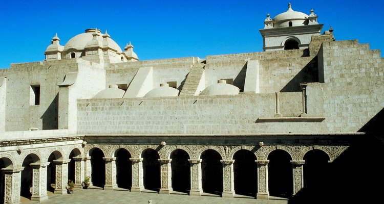 Los edificios coloniales de Arequipa están construidos con roca volcánica blanca.