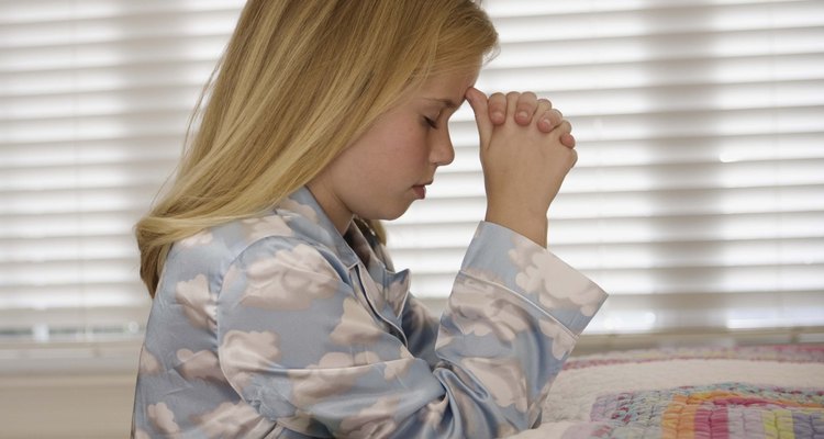 Las oraciones simples de Acción de Gracias de los niños transmiten fe y confianza en un Dios amoroso.
