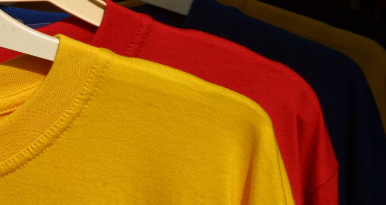 Varias camisetas de colores.