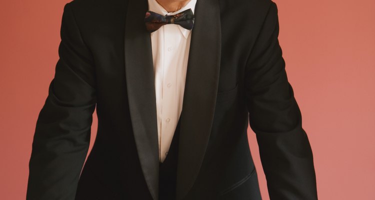 Un moño ya atado es una opción para usar con un traje formal.