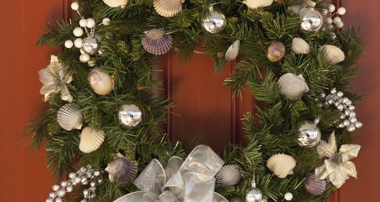 Las guirnaldas navideñas pueden ser iluminadas con decoraciones y listón de malla.