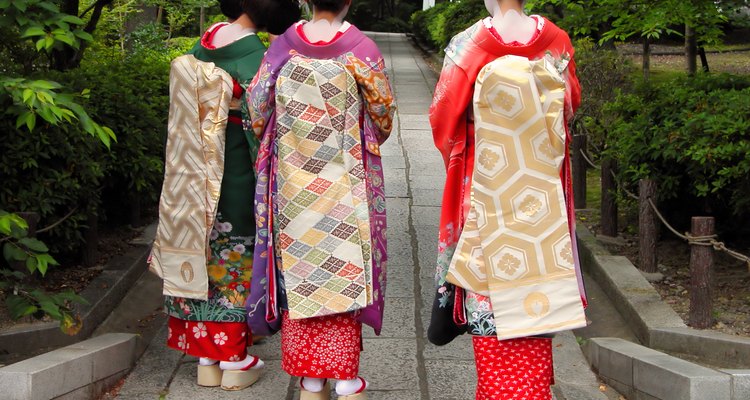 Tres geishas en Japón.