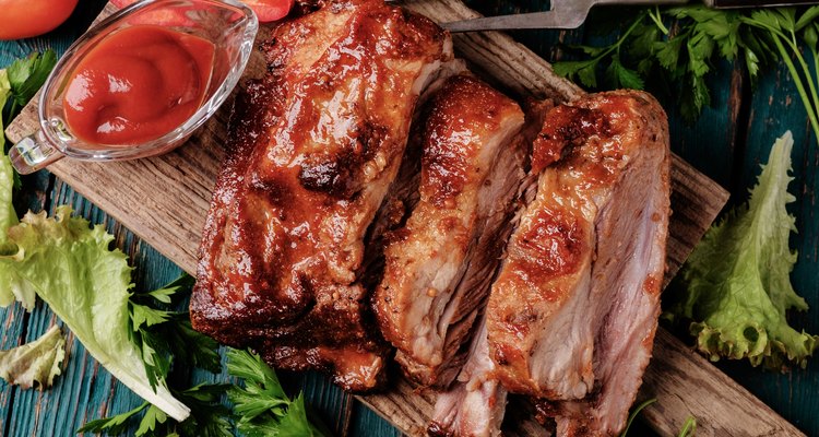 Delicious barbecued ribs seasoned with a spicy basting sauce