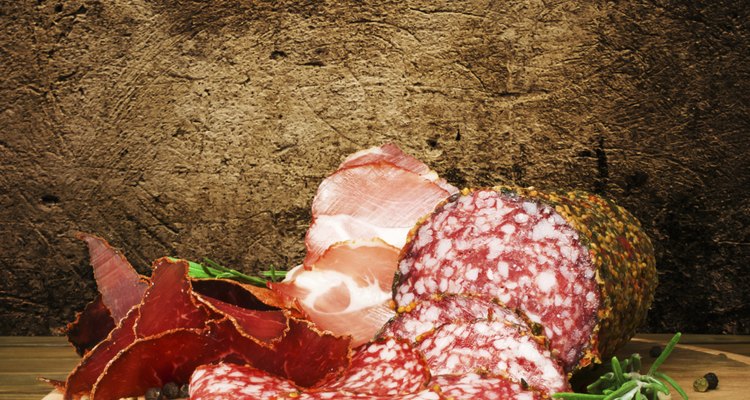 Os nitritos são usados na conservação da carne, inibindo o crescimento de alguns microorganismos