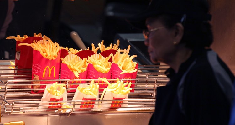 Batatas fritas do McDonald's sob lâmpadas de calor