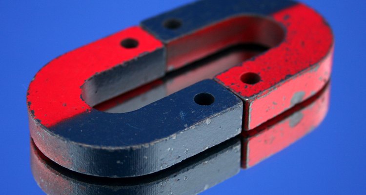 Cargas elétricas opostas se atraem, como nos ímãs