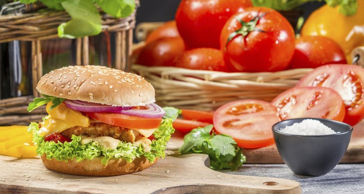 Las verduras acompañan bien al sándwich de hamburguesa.