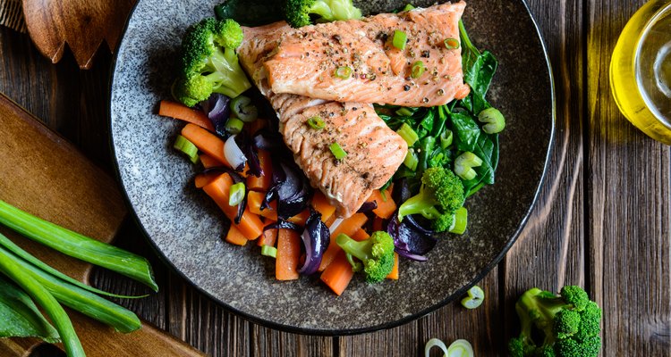 Fried salmon with steamed vegetable