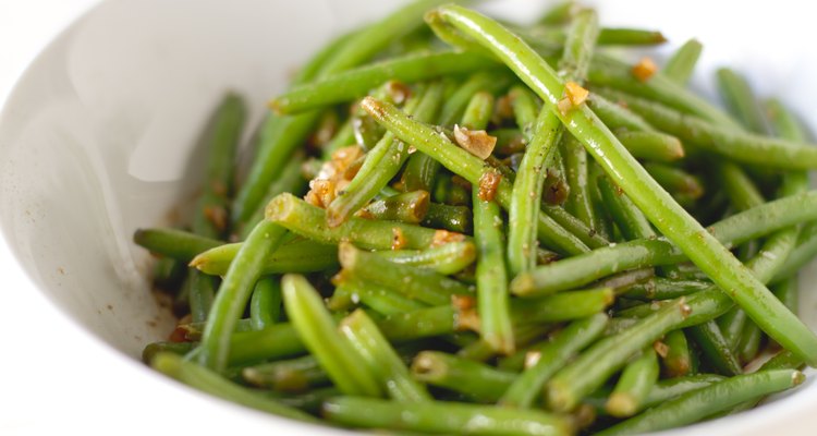 Easy Garlic Green Beans in a white bowl