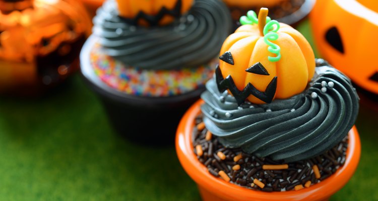 Black Halloween cupcakes
