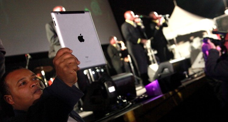 The antenna and SIM card slot are visible on a 3G iPad.