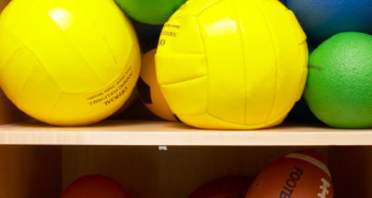 Usa una variedad de pelotas para jugar algunos juegos competitivos.