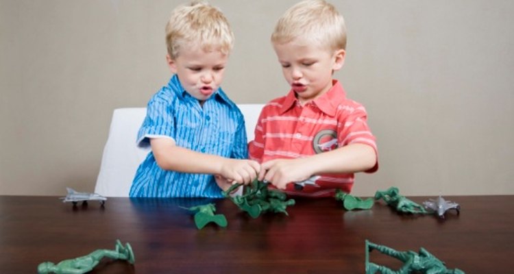 Compartir los juguetes es un ejemplo de bondad entre los alumnos de preescolar.