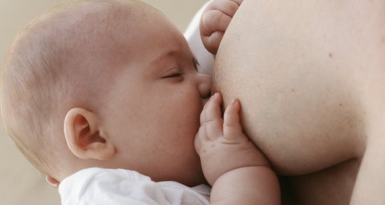 Las secreciones de la leche materna pueden caer detrás de las orejas del bebé, lo que puede producir olores malolientes.