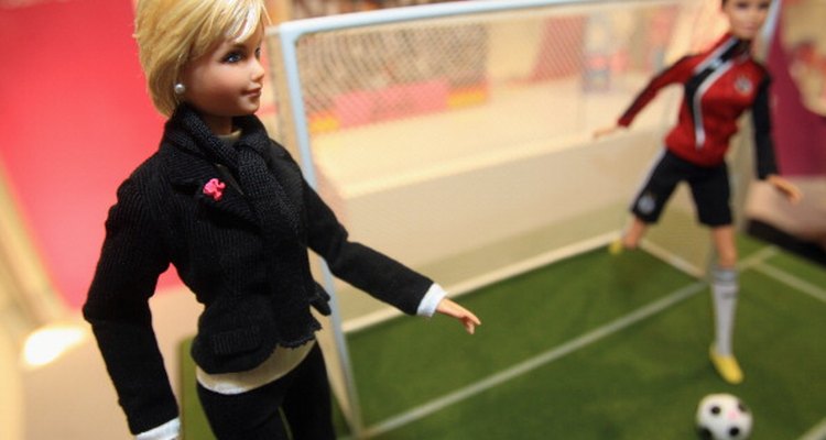 No hay razón para limitar a la muñeca Barbie a los juegos e historias estereotipados.